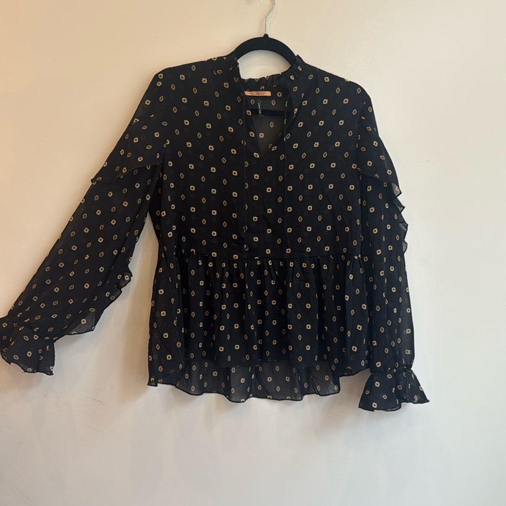 BLACK BLOUSE WITH YELLOW FLOWERS